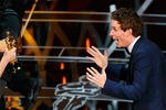 Эдди Редмэйн получает статуэтку «Оскар» за «Лучшую мужскую роль»
