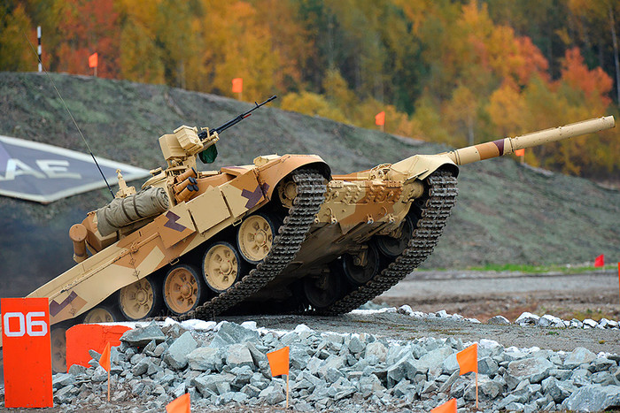 Танк Т-90С, экспортный вариант танка Т-90, во время демонстрационного показа военной техники