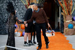 Президент США Барак Обама и участники мероприятий по случаю Хеллоуина во дворе Белого дома
