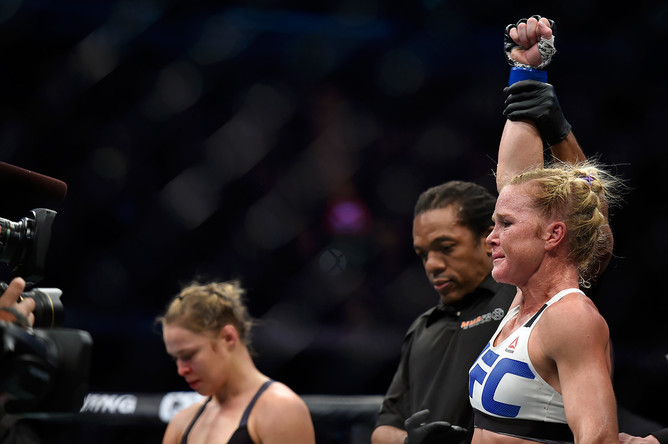 Американка Холи Холм стала чемпионкой турнира UFC 193, прошедшего 15 ноября в Мельбурне