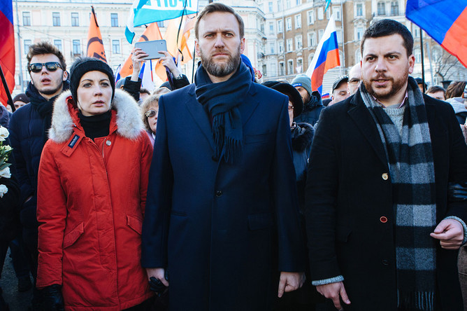 Политик Алексей Навальный с женой Юлией (слева) во время марша памяти, посвященного годовщине гибели Бориса Немцова
