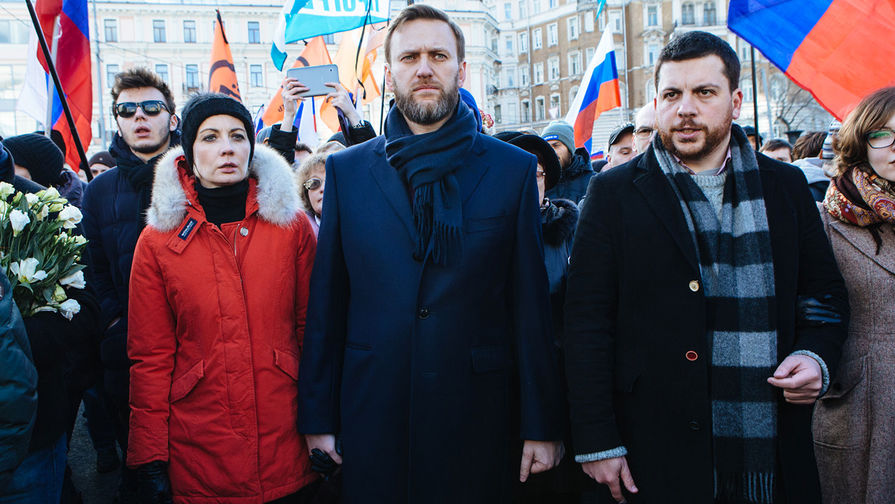Политик Алексей Навальный (включен в список террористов и экстремистов) с&nbsp;женой Юлией (слева) во время марша памяти, посвященного годовщине гибели Бориса Немцова