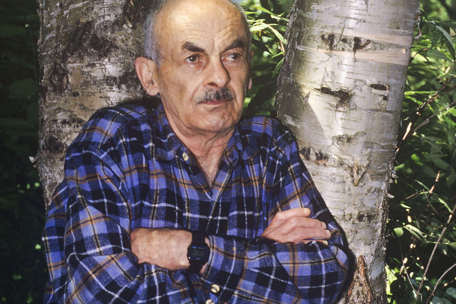Писатель Булат Окуджава в поселке писателей Переделкино, 1994 год