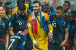 Игроки сборной Франции радуются победе в финальном матче чемпионата мира по футболу, 15 июля 2018 года