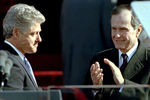 Джордж Буш апплодирует новому президенту Америки Биллу Клинтону, 1993