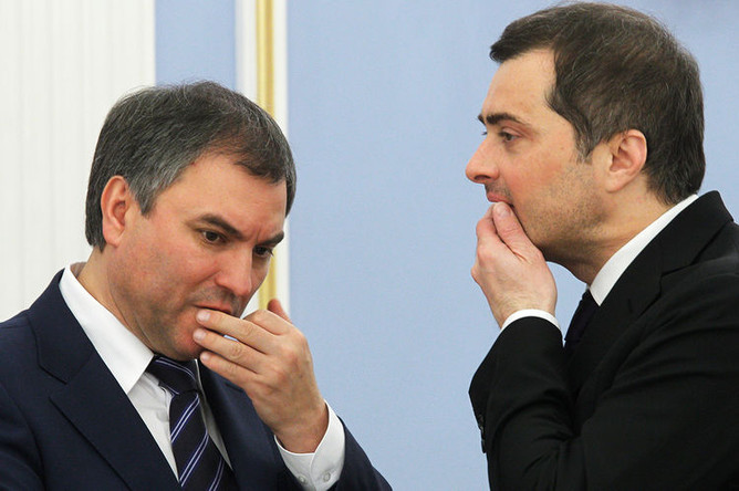 Первый заместитель руководителя администрации президента России Вячеслав Володин и заместитель председателя правительства России Владислав Сурков в подмосковной резиденции «Горки» на заседании комиссии по модернизации и технологическому развитию экономики России, 2012 год