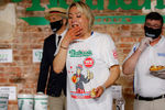 Американка Мики Судо во время конкурса по поеданию хот-догов, 4 июля 2020 года