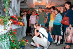 Москвичи скорбят о погибших во время теракта в подземном переходе на Пушкинской площади столицы, 10 августа 2000 года