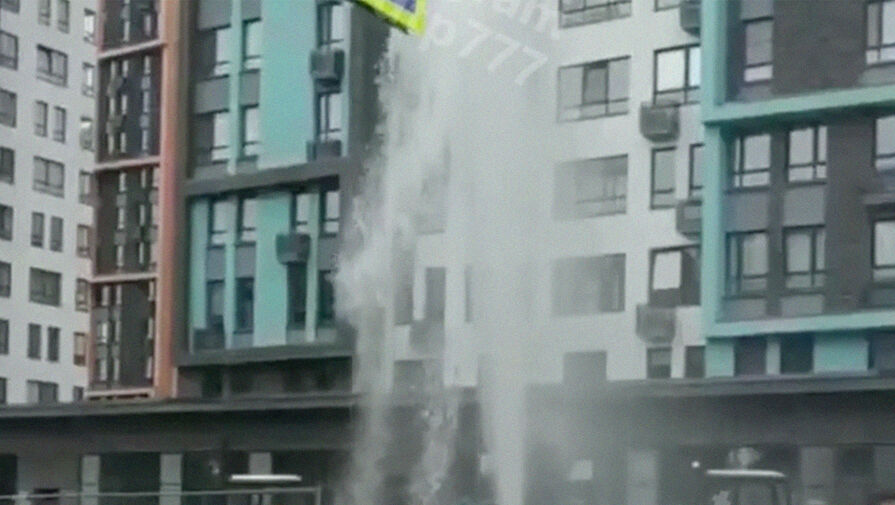 В Новой Москве фонтан воды из лопнувшей трубы залил припаркованный автомобиль