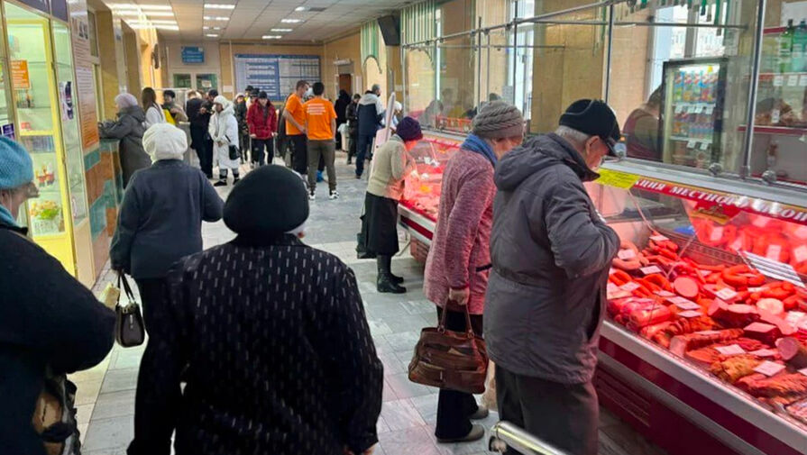 Поликлиника в Кузбассе сдала часть холла возле регистратуры под прилавки с колбасой