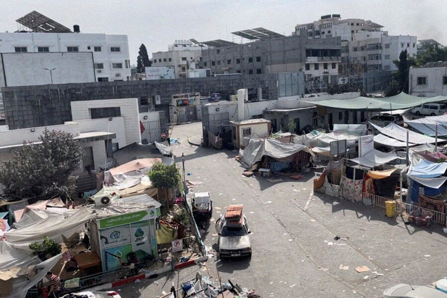 Двор больницы Аль-Шифа во время наземной операции Израиля в городе Газа, 12 ноября 2023 года