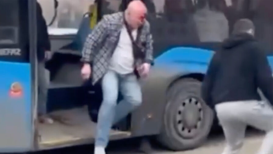 Драка пассажиров в московском автобусе попала на камеру