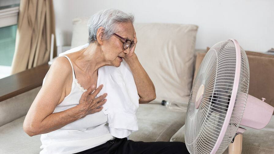Врачи рассказали, как помочь пожилым людям пережить жару