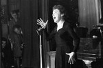 Певица Эдит Пиаф во время выступления в&nbsp;1959 году