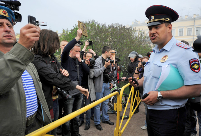 Во время акции ЛГБТ-активистов на&nbsp;Марсовом поле в&nbsp;Санкт-Петербурге