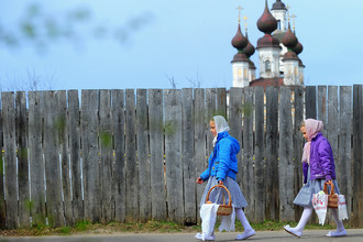 Дети на одной из улиц города Плеса в Ивановской области