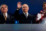 Глава Международного олимпийского комитета (МОК) Томас Бах, Владимир Путин и бобслеист Александр Зубков
