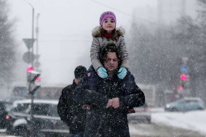 Жители города во время снегопада на&nbsp;одной из&nbsp;улиц города. 