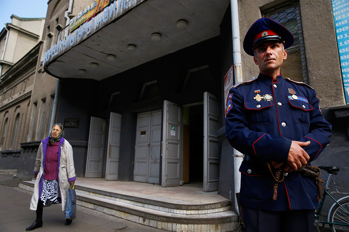Офицер гражданской обороны стоит на&nbsp;страже у&nbsp;избирательного участка во время референдума в&nbsp;Славянске