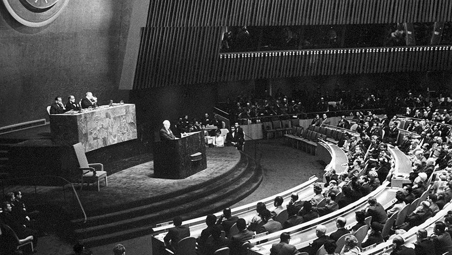 Первый секретарь ЦК КПСС, Председатель Совета Министров СССР Никита Сергеевич Хрущев во время выступления на XIV-й сессии Генеральной ассамблеи ООН в Нью-Йорке