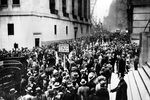 До 1920 года покупка и продажа акций между трейдерами происходили прямо на улице непосредственно перед зданием биржи и Федерал-холла. Все изменил взрыв бомбы на Уолл-стрит 16 сентября 1920 года при котором погибли 38 человек