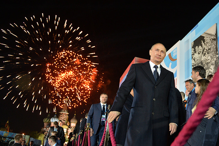 Президент России Владимир Путин на&nbsp;праздничном салюте на&nbsp;Красной площади