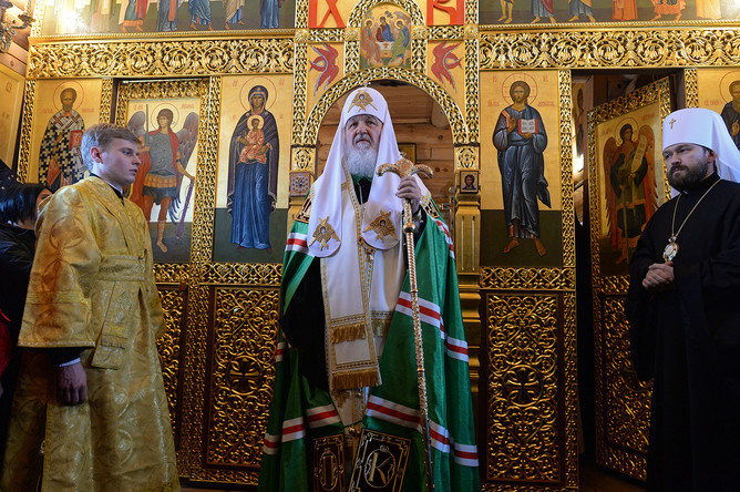 Патриарх Московский и всея Руси Кирилл (в центре) во время Божественной литургии в храме Живоначальной Троицы во время визита на российскую полярную станцию «Беллинсгаузен» на острове Ватерлоо в Антарктиде