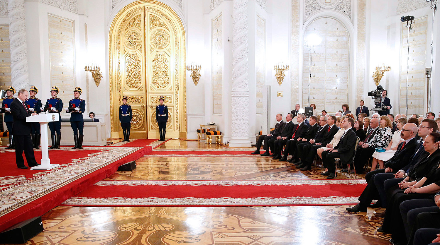 Президент РФ Владимир Путин (слева) на церемонии вручения государственных премий РФ в области науки и технологий, литературы, искусства и гуманитарной деятельности за 2015 год в Кремле