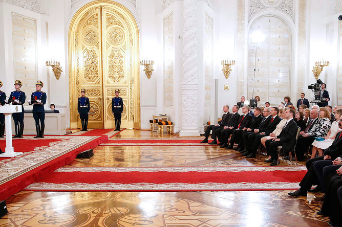 Президент РФ Владимир Путин (слева) на церемонии вручения государственных премий РФ в области науки и технологий, литературы, искусства и гуманитарной деятельности за 2015 год в Кремле