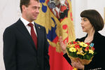 Дмитрий Медведев и Мирей Матье, награжденная орденом Дружбы, в Кремле, 2010 год