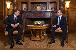 Председатель правительства РФ Дмитрий Медведев и президент Узбекистана Шавкат Мирзияев во время встречи