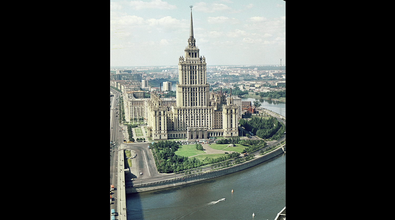 Вид на гостиницу «Украина» в Москве, 1957 год
