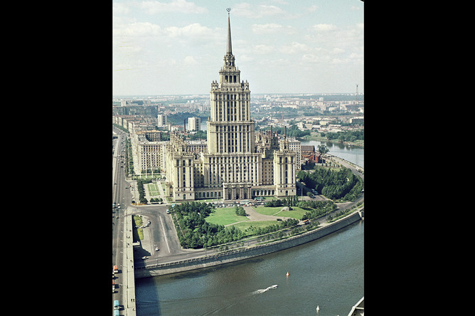 Вид на гостиницу «Украина» в Москве, 1957 год