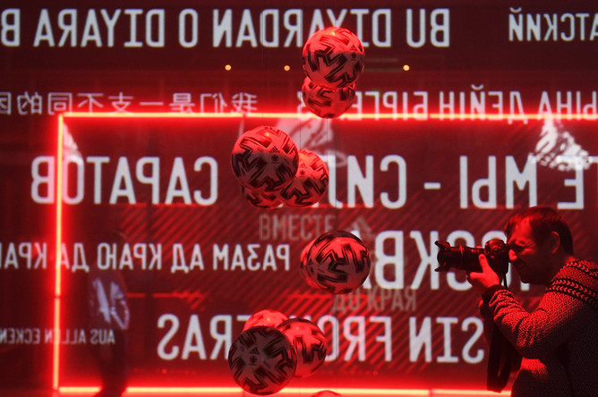 Официальные мячи чемпионата Европы по футболу 2020 Adidas Uniforia на церемонии представления формы сборной России к чемпионату Европы 2020, 7 ноября 2019 года