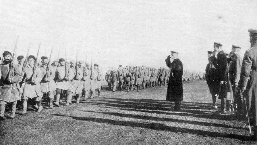 Адмирал Александр Колчак принимает парад близ Тобольска, октябрь 1919 года