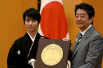 Премьер-министр Японии Синдзо Абэ и Юдзуру Ханю во время церемонии вручения памятной награды в 2018 году