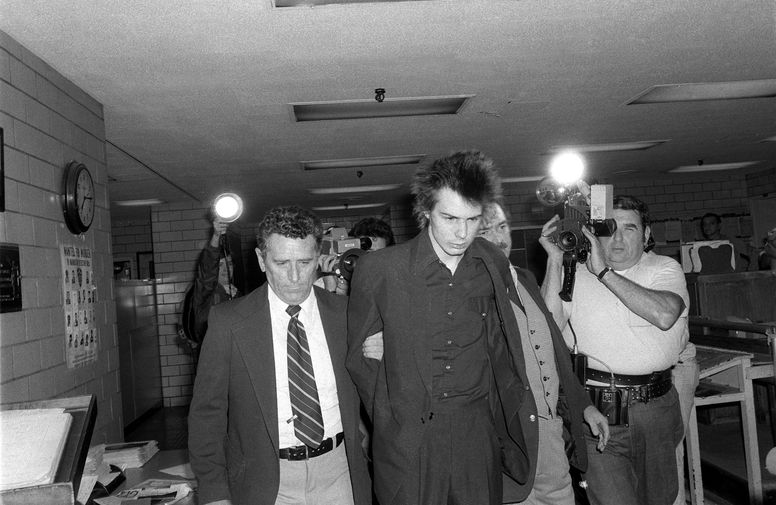 Осенью того же года все надежды на воссоединение Sex Pistols растворились в связи с гибелью Нэнси Спанджен, подруги басиста Сида Вишеса. Девушка была найдена мертвой в номере нью-йоркской гостиницы, где останавливалась пара. Сам артист из-за тяжелейшей алкогольно-наркотической интоксикации не помнил обстоятельств произошедшего и предъявленные обвинения в убийстве всячески отрицал. Уже в феврале 1979 года Сид был выпущен из тюрьмы под залог. Той же ночью артист, употребив запрещенное вещество в квартире своей новой подруги, потерял сознание. Присутствовавшие в помещении люди сумели привести его в чувство, однако немногим позднее Вишес вновь принял наркотики &mdash; на следующее утро его нашли мертвым. По одной из версий, смертельную дозу Вишесу вколола его родная мать, которая боялась, что 21-летний сын будет приговорен к пожизненному заключению как убийца Нэнси. На фото Вишес в сопровождении нью-йоркской полиции в 1978 году