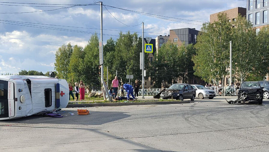 Машину скорой помощи отбросило на фонарный столб после ДТП с кроссовером