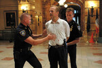 <b>«16 кварталов» (2006)</b>
<br><br>
Стареющий и сильно пьющий полицейский из Нью-Йорка получает задание сопроводить в суд из изолятора свидетеля по делу о коррупции. Идти им — всего 16 кварталов, однако по пути на них нападают, и им приходится скрываться. Остросюжетная драма разовьется так, что детектив все-таки доставит свидетеля в суд, однако из-за его показаний сам отправится в тюрьму.