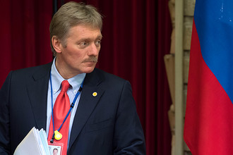 Пресс-секретарь Дмитрий Песков во время совместной пресс-конференции президента России Владимира Путина и премьер-министра Японии Синдзо Абэ в Токио, 16 декабря 2016 года