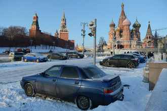 Парковка на площади Васильевский спуск в Москве