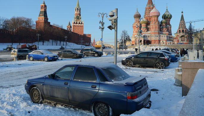 Парковка на площади Васильевский спуск в Москве