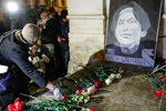 Цветы на месте убийства адвоката Станислава Маркелова и журналистки Анастасии Бабуровой, 19 января 2017 года