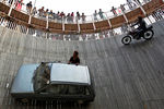 Каскадеры во время выполнения трюка «Стена смерти» на ярмарке в индийском Аллахабаде