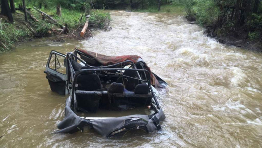Ситуация на&nbsp;месте происшествия, где автомобиль УАЗ опрокинулся в&nbsp;реку, 12 июля 2019 года