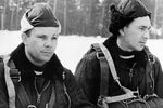 Члены первого отряда космонавтов Юрий Гагарин и Павел Беляев на парашютной подготовке, 1960 год