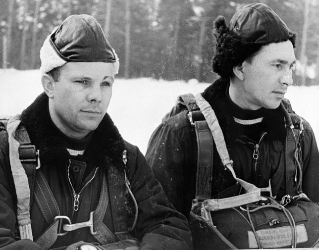 Члены первого отряда космонавтов Юрий Гагарин и Павел Беляев на&nbsp;парашютной подготовке, 1960 год