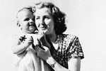Ева Браун с племянницей, приблизительно 1942 год