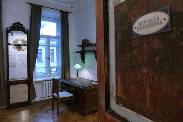 Комната Булгакова в «нехорошей квартире» под номером 50 