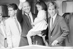Сенатор от штата Делавэр Джо Байден со своими детьми приветствует сторонников после выдвижения своей кандидатуры на пост президента США, 1987 год